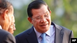 Thủ tướng Campuchia (phải) bênh vực lập trường của giới lãnh đạo Campuchia khi đảm nhận vai trò chủ tịch luân phiên của ASEAN trong vấn đề tranh chấp Biển Đông.