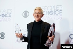 Ellen DeGeneres con su Premio Humanitario y Premio por Anfitrión Favorito de Programa de TV Diurno. People's Choice Awards 2016. Los Angeles, California, Enero 6, 2016.