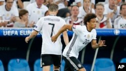 Bastian Schweinsteige, à gauche, cédant sa palce à Leroy Sané lors de l'Euro 2016 au stade Velodrome de Marseille, France le 7 juillet 2016 