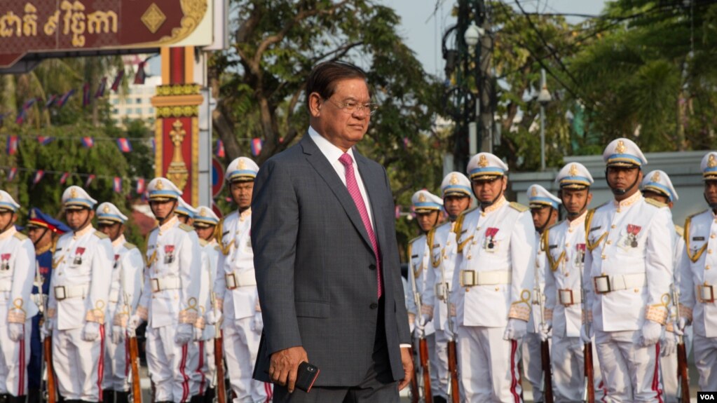 រដ្ឋមន្ត្រីក្រសួងមហាផ្ទៃ ស ខេង ចូលរួមទិវាបុណ្យឯករាជ្យជាតិថ្ងៃទី៩ វិច្ឆកា ឆ្នាំ២០១៩ នៅរាជធានីភ្នំពេញ។ (ហ៊ុល រស្មី/VOA) 