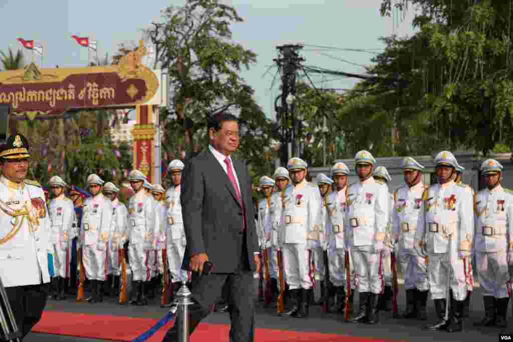 រដ្ឋមន្ត្រីក្រសួងមហាផ្ទៃលោក ស ខេង ចូលរួមទិវាបុណ្យឯករាជ្យជាតិថ្ងៃទី៩ វិច្ឆកា ឆ្នាំ២០១៩ នៅរាជធានីភ្នំពេញ។ (ហ៊ុល រស្មី/VOA) 