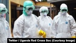 Les éléments de la Croix-Rouge en tenue de protection dans la zone où sévit Ebola près de la frontière avec l’Ouganda à Beni, RDC, 2 novembre 2018. (Twitter/Uganda Red Cross Soc)