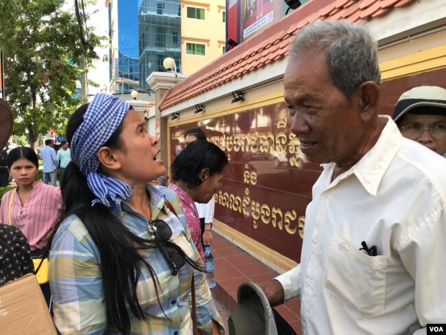 លោក ធួក រ៉ាត់ ឪពុក​បង្កើត​លោក រ៉ាត់ រត្នមុនី ដើរ​ចេញ​ពី​សាលា​ដំបូង​រាជធានី​ភ្នំពេញ​កាលពី​ថ្ងៃ​ទី​២៦ ខែមិថុនា ឆ្នាំ ២០១៩។ (ហ៊ុល រស្មី/VOA)