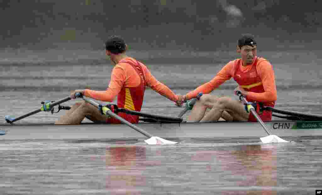 中国赛艇队队员孙满和王纯鑫在比赛后。他们在男子轻量级双人双桨2000米决赛中，以6分24秒35的优异成绩获得冠军（2016年8月12日）。