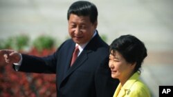 지난해 6월 국빈 자격으로 중국을 방문한 박근혜 한국 대통령(오른쪽)이 시진핑 중국 국가주석과 함께 베이징 인민대회당 앞에서 의장대를 사열하고 있다.