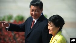 Presiden China Xi Jinping (kiri) dan Presiden Korsel Park Geun-hye akan bertemu sebelum Juli di Seoul (foto: dok). 