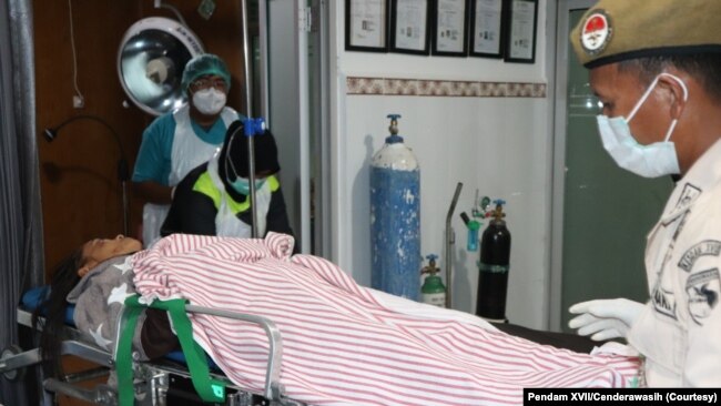 "Sembilan tenaga kesehatan dan satu personil TNI, korban aksi kekerasan kelompok bersenjata di Kiwirok, menjalani perawatan kesehatan di RS Jayapura, sejak Jumat (17/9). (Foto: Courtesy/Pendam XVII/Cenderawasih)