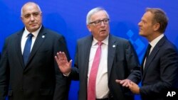 Dari kiri: PM Bulgaria Boyko Borissov, Presiden Komisi Eropa Jean-Claude Juncker dan Presiden Dewan Eropa Donald Tusk sebelum memberikan konferensi pers bersama di Sofia, Bulgaria hari Kamis (17/5).
