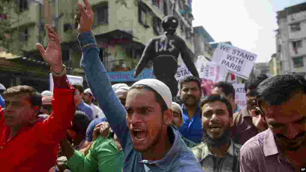 Des musulmans indiens crient des slogans condamnant les attaques de vendredi à Paris et expriment la solidarité avec la France lors d'une manifestation à Mumbai, en Inde, 16 novembre 2015.