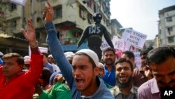 Musulmanes en India protestan contra el grupo Estado Islámico y expresan solidaridad con Francia tras los ataques del 13 de noviembre en París. Nov. 16, 2015.