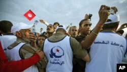 Supporters of the Islamist Ennahda movement attend a closing campaign rally in Tunis, Tunisia, October 21, 2011.