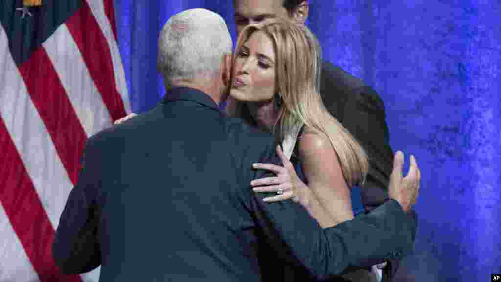 Ivanka Trump embrasse le gouverneur Mike Pence, après que son père l'a choisi comme candidat présidentiel républicain le 16 juillet 2016.