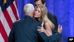  Ivanka Trump donne une accolade au colistier de son père Mike Pence.