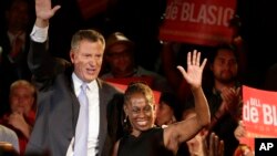 El candidato demócrata a alcalde, Bill De Blasio, junto a su esposa Chirlane saluda a sus seguidores al cierre de la votación en Nueva York.