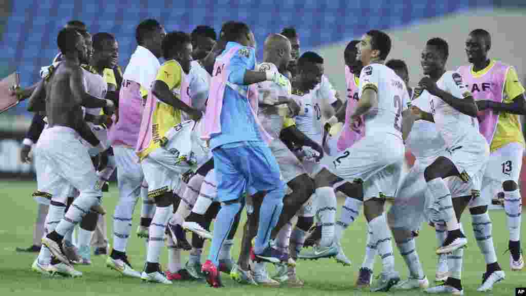 Equipa do Gana celebra a passagem para a final do CAN, após ter ganho à Guiné Equatorial, anfitriã do campeonato.