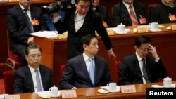 三位中共中央政治局委员在中国政协大会闭幕式的主席台上（2017年3月13日），前排左起：组织部长赵乐际，中央办公厅主任栗战书，上海市委书记韩正（2017年3月13日）。有些人认为，他们都有可能成为中共十九大政治局常委。