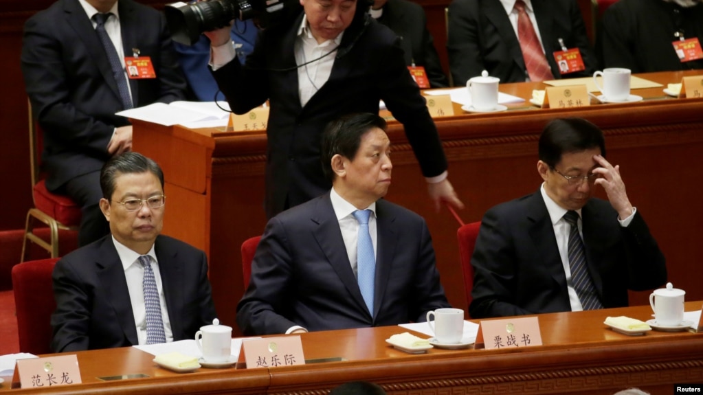 三位中共中央政治局委员在中国政协大会闭幕式的主席台上（2017年3月13日），前排左起：组织部长赵乐际，中央办公厅主任栗战书，上海市委书记韩正（2017年3月13日）