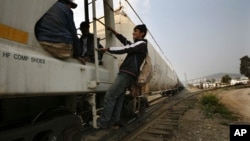 Los migrantes viajan en el tren que recorre México, con el riesgo de ser arrollados y la amenaza de la delincuencia organizada.