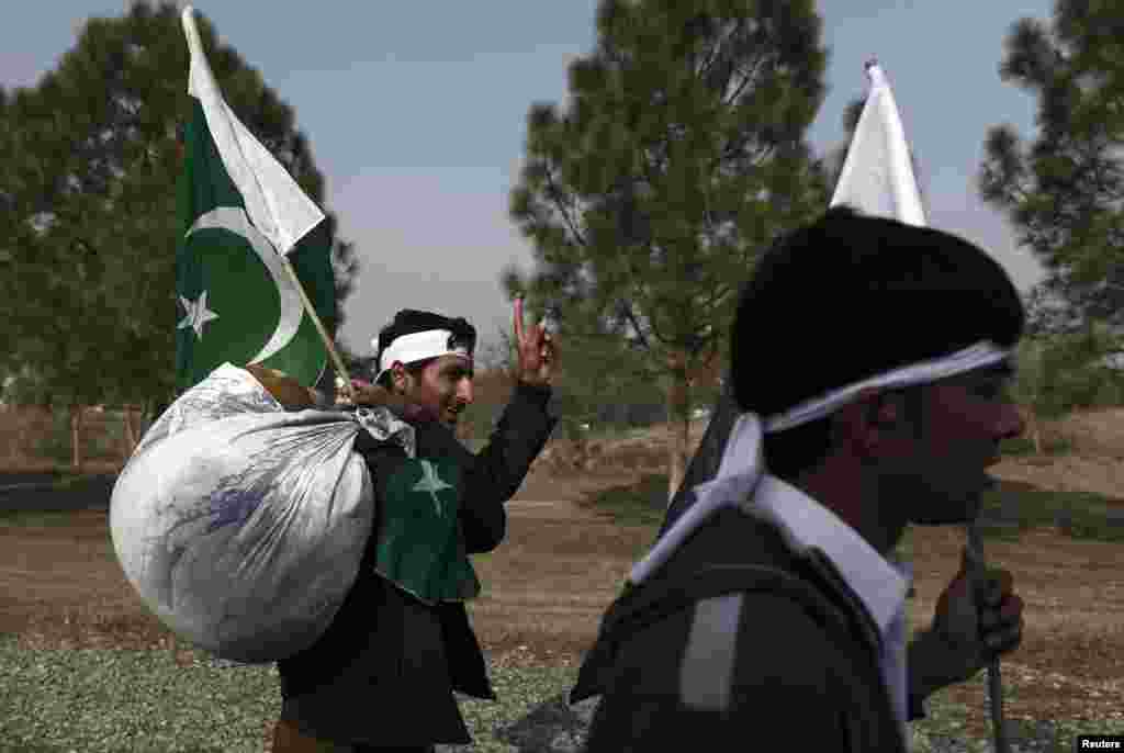 A supporter of Tahirul Qadri carries his blanket as he arrives to take part in a protest in Islamabad, Pakistan, January 14, 2013.