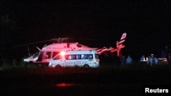 Helicóptero da Polícia transportando os meninos resgatados. 
