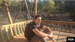 ທ້າວທິໂມທີ ສິງຣາດສົມບຸນ ນັກຂຽນ ນັກແຕ້ມ ນັກເຄື່ອນໄຫວສັງຄົມ ແລະນັກຄົ້ນຄົ້ວາ ຊົນຊາດຊົນເຜົ່າ.