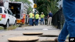 Trabajador de Columbia Gas en Lawrence, Massachusetts espera mientras un equipo de trabajadores se asegura de que no hay fugas de gas en la zona afectada por explosiones en la ciudad. Septiembre 14 de 2018.