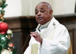 Wilton Gregory berbicara kepada umat paroki di Atlanta, Georgia, 5 Desember 2013. (Foto: REUTERS/Tami Chappell)