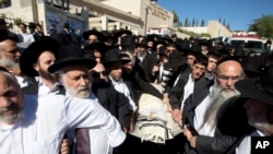 Ortodoksni Jevreji nose telo 17-godišnjeg studenta Šaloma Badanija koji je danas sahranjen u Jerusalimu. 