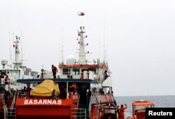 Helikopter terbang di atas kapal SAR di lokasi kecelakaan pesawat Lion Air JT610 di lepas pantai Karawang, Jawa Barat, 30 Oktober 2018.(Foto: Reuters)