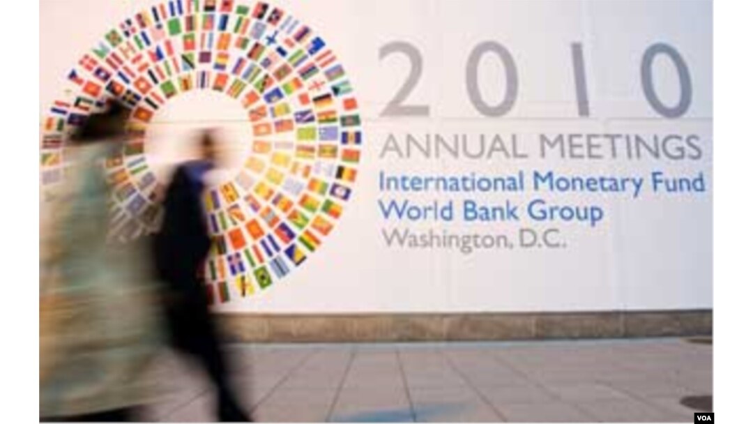 Poster Pertemuan Tahunan IMF-Bank Dunia di depan markas IMF di Washington.