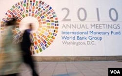 Poster Pertemuan Tahunan IMF-Bank Dunia di depan markas IMF di Washington.