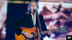 Singer Gordon Lightfoot performs during the CFL's 100th Grey Cup Championship Halftime Show at the Rogers Centre on Nov. 25, 2012, in Toronto.