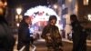 Des policiers discutent avec des militaires dans les rues de Strasbourg, dans l'est de la France, après une fusillade, le 11 décembre 2018.