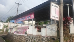 Rumah makan Kembang 48 yang menyediakan hidangan ular dan kelelawar di Desa Leilem, Minahasa, Sulawesi Utara, 12 Maret 2020. (Foto: Yoanes Litha/VOA)