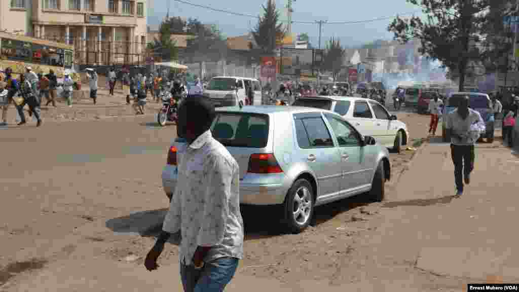 Les manifestants fuient après les tirs de gaz lacrymogène par la police,&nbsp;à Bukavu​&nbsp;le 31 juillet 2017. (VOA/Ernest Muhero) &nbsp;