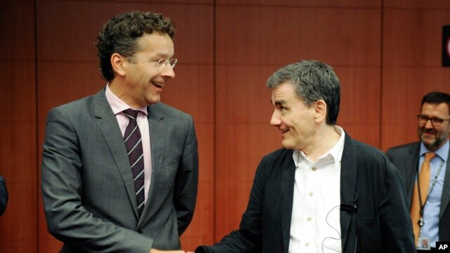 El presidente de la eurozona Jeroen Dijsselbloem estrecha la mano de su colega griego Euclid Tsakalotos, en Bruselas