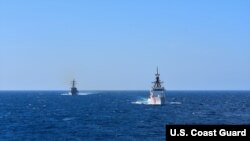 Фото: корабель ВМС США «Рузвельт» та катер Берегової охорони США «Гамільтон» в Середземному морі, квітень 2021 року