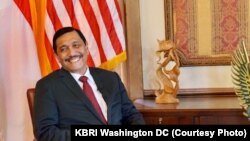 Menko Kemaritiman Luhut Binsar Panjaitan membantah adanya "perang bintang" di kabinet dalam wawancara khusus dengan VOA di KBRI Washington DC Rabu (11/10). (Courtesy: KBRI)