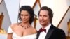 Matthew McConaughey y su esposa Camila Alves llegan a la 90 ceremonia de entrega de los premios Oscar en el Teatro Dolby de Los Angeles. 4-3-18. (Foto de Jordan Strauss/Invision/AP)