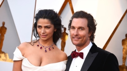 Matthew McConaughey y su esposa Camila Alves llegan a la 90 ceremonia de entrega de los premios Oscar en el Teatro Dolby de Los Angeles. 4-3-18. (Foto de Jordan Strauss/Invision/AP)