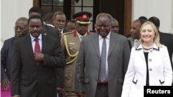 Kenya's President Mwai Kibaki (C), flanked by U.S. Secretary of State Hillary Clinton (R) and his vice president Kalonzo Musyoka (L), after a meeting at State House in Nairobi, August 4, 2012. 