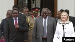 A wan nan hoto daga hanun dama sakatariyar harkokin wajen Amurka Hillary Clinton ce da shugaban kasar kenya Mwai Kibaki.
