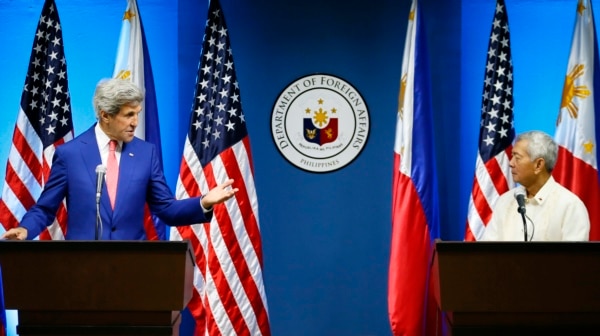 Philippines Secretary of Foreign Relations Albert Del Rosario, left, speaks while Secretary of State John Kerry, listens during a meeting between the U.S. and the Philippines delegation (AP Photo/Manuel Balce Ceneta)
