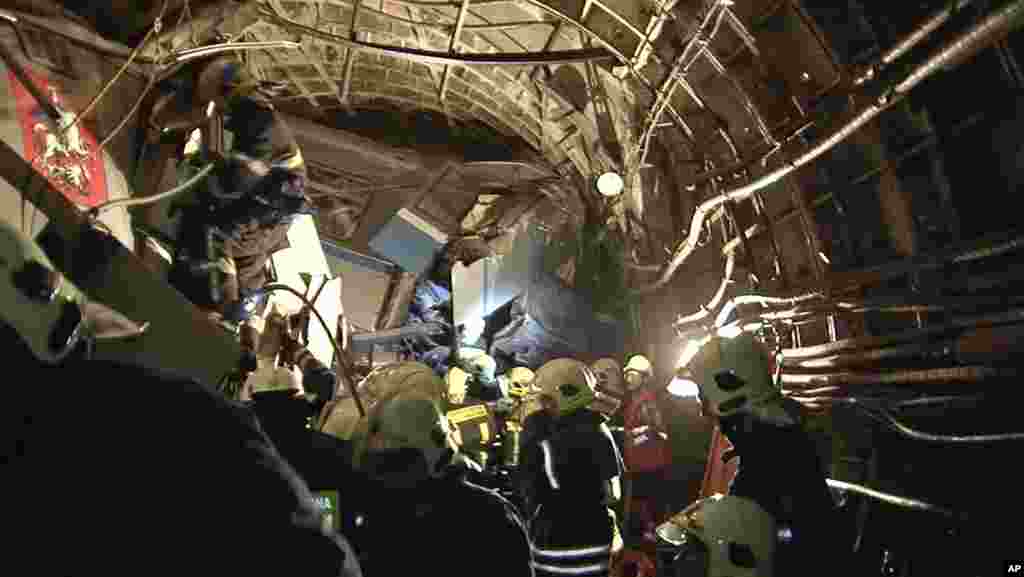Para petugas penyelamatan bekerja di dalam terowongan tempat kereta bawah tanah anjlok, menewaskan sedikitnya 20 orang dan melukai 150 lainnya, di Moskow (15/7).&nbsp;(AP/Kementerian Situasi Darurat Rusia)