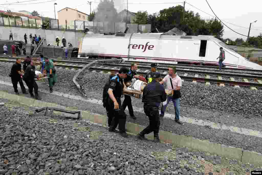 Nhân viên cứu hộ Tây Ban Nha đưa các nạn nhân ra khỏi hiện trường tai nạn gần&nbsp;Santiago de Compostela.