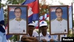 Members of the opposition Sam Rainsy's party take part in a local commune election campaign in Phnom Penh, Cambodia, May 18, 2012. 