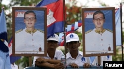 Các thành viên đảng đối lập Sam Rainsy tham gia vào chiến dịch bầu cử ở Phnom Penh 