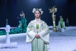 Seorang model yang menampilkan kreasi dari koleksi Heaven Gaia rancangan Xiong Ying dalam Pekan Mode China di Beijing, 25 Maret 2021. (Foto: STR / AFP)
