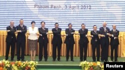 Presiden dan Perdana Menteri negara-negara ASEAN berpose bersama dalam pembukaan pertemuan puncak ASEAN dan perayaan HUT ke-45 ASEAN di Peace Palace, Phnom Penh (3/4).