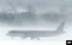 Un avion de US Airways bloqué par la neige à l'aéroport de Philadelphie